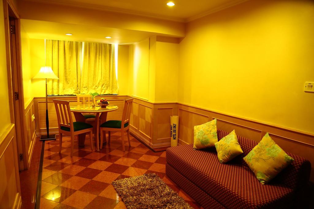 Kences Hotel -Opp Apsrtc Bus Stand Tirupati Esterno foto