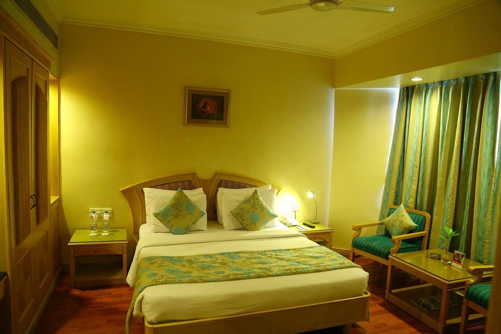 Kences Hotel -Opp Apsrtc Bus Stand Tirupati Esterno foto