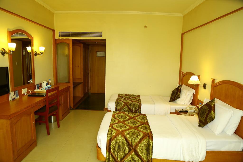 Kences Hotel -Opp Apsrtc Bus Stand Tirupati Esterno foto