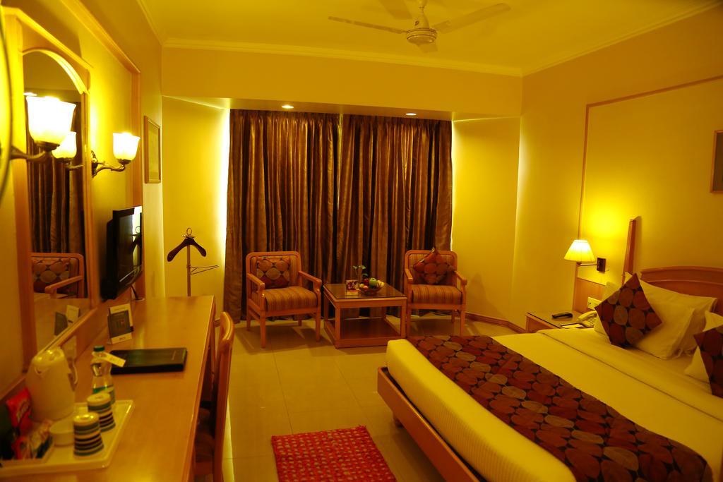 Kences Hotel -Opp Apsrtc Bus Stand Tirupati Esterno foto